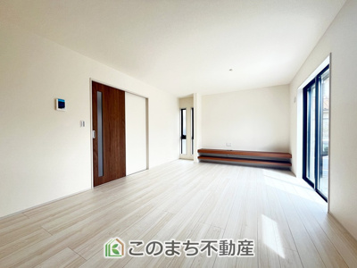 【居間・リビング】 | LiveleGarden.S幸手東4丁目　2号棟 | 同社施工物件写真。※建具やフローリング、その他仕様が異なる場合がございます。
