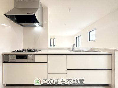 【キッチン】 | LiveleGarden.S幸手東4丁目　2号棟 | 同社施工物件写真。※建具やフローリング、その他仕様が異なる場合がございます。
