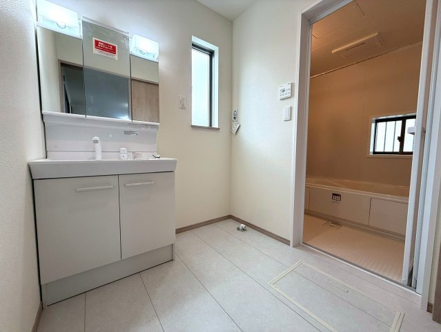 清水町長沢618番　新築戸建　全２棟　B号棟　の独立洗面台|明るい洗面脱衣室。