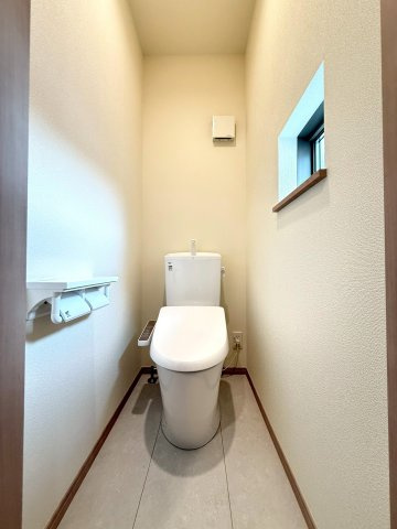 清水町長沢618番　新築戸建　全２棟　B号棟　のトイレ|各階にトイレがあるため、朝の支度もスムーズにすすみます。