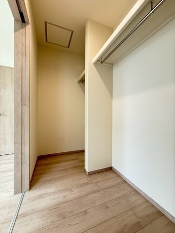 清水町長沢618番　新築戸建　全２棟　B号棟　の収納|WIC付きの居室。家族の衣類などしっかり収納できます。