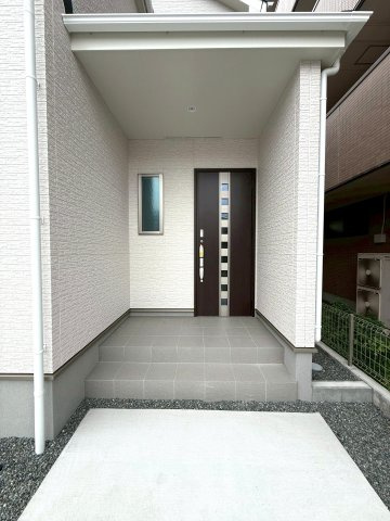 清水町長沢618番　新築戸建　全２棟　B号棟　の玄関|玄関ドアをアクセントとしたスッキリとした玄関。