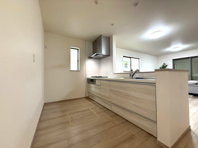 清水町長沢618番　新築戸建　全２棟　B号棟　のキッチン|開放的な対面式キッチン。キッチンからはリビング全体が見渡せます。