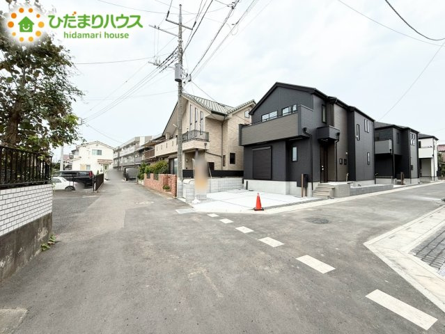 上尾市平方3期　新築戸建　グラファーレ06の前面道路含む現地写真