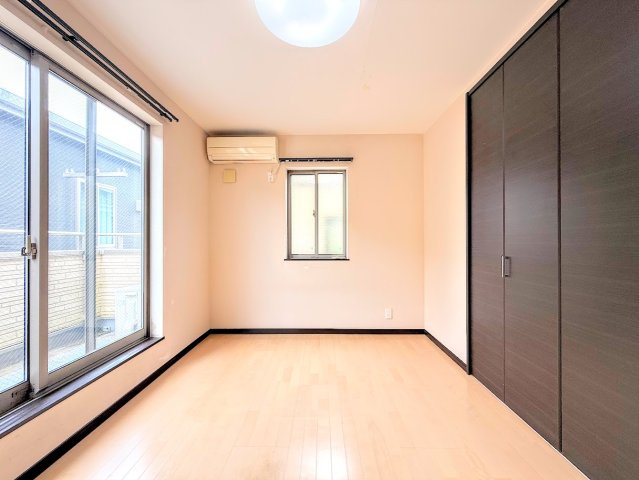 綾瀬市蓼川1丁目　中古戸建ての洋室|◆室内はいつも明るい印象なので気持ちの良い朝を迎えられます。各部屋にはクローゼットを完備しており、収納が多いお家はすっきりして快適空間です。