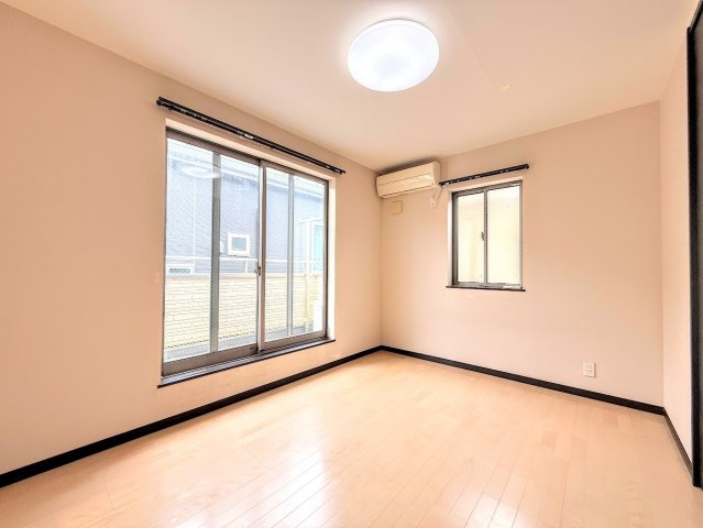 綾瀬市蓼川1丁目　中古戸建ての洋室|◆子どものスタディ空間として、あるいは書斎やホビールームとして生活スタイルに合わせて使えるプライベートルーム。居心地のいい落ち着いたインテリアが似合います。