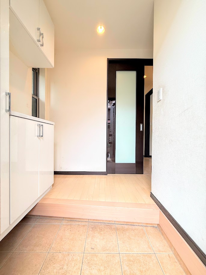 綾瀬市蓼川1丁目　中古戸建ての玄関|◆明るい玄関です！散らかりやすい玄関もスッキリする大容量のシューズボックス付き。