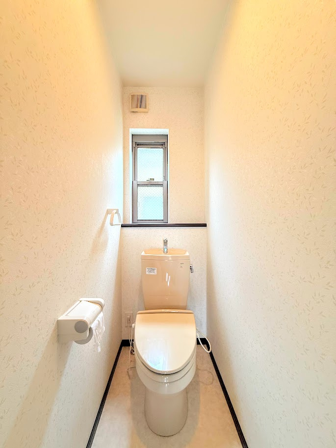 綾瀬市蓼川1丁目　中古戸建てのトイレ|◆清潔感のある白を基調とした落ち着ける空間。小窓をもうけていますので、こもりやすい空気の入れ替えも簡単に行えますね！