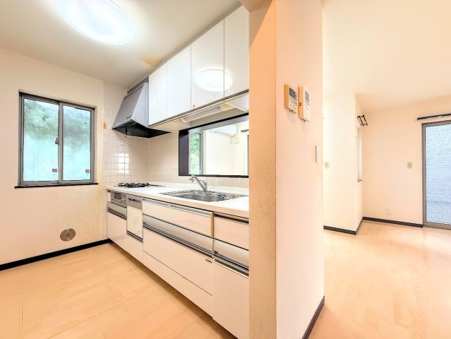 綾瀬市蓼川1丁目　中古戸建てのキッチン|◆キッチンからダイニングやリビングが見渡せるキッチン。料理をしながら家族とコミュニケーションをとれるだけでなく、大きな開放感も得られることができます。