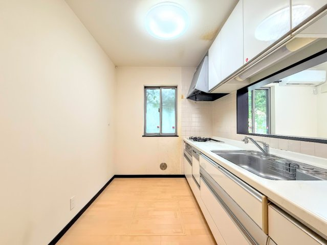 綾瀬市蓼川1丁目　中古戸建てのキッチン|◆デザイン性と機能性を兼ね備えたキッチンです。リビングスペースとの一体感が生まれ、広々空間を演出してくれます。