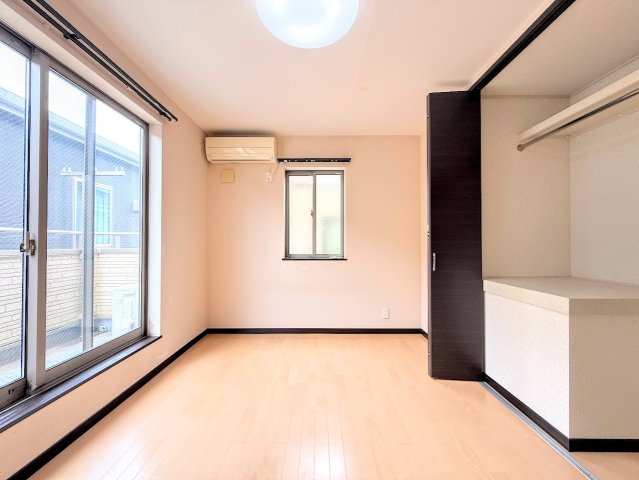 綾瀬市蓼川1丁目　中古戸建ての洋室|◆柔らかい陽光が差し込む明るいお部屋を演出する設計。彩光の取れる窓が気持ちの良いお部屋を創り上げます。