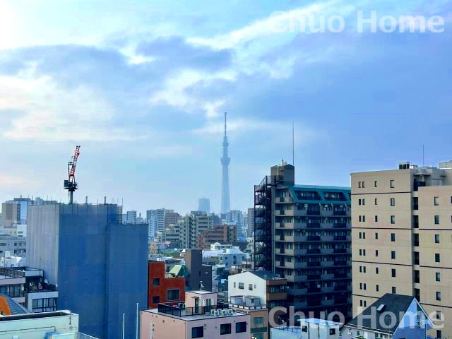 リヴシティ日暮里の展望|手を伸ばせば、ふれることが出来そうな環境が、そのままインテリアになったような印象です。その豊かな眺望にふさわしい空間には、通風・採光にも優れ、心地よい光と風があふれています