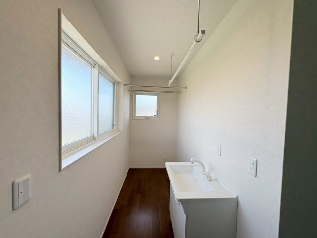 中古戸建　羽島市堀津町前谷　令和2年築の独立洗面台|2階にも洗面台があります。