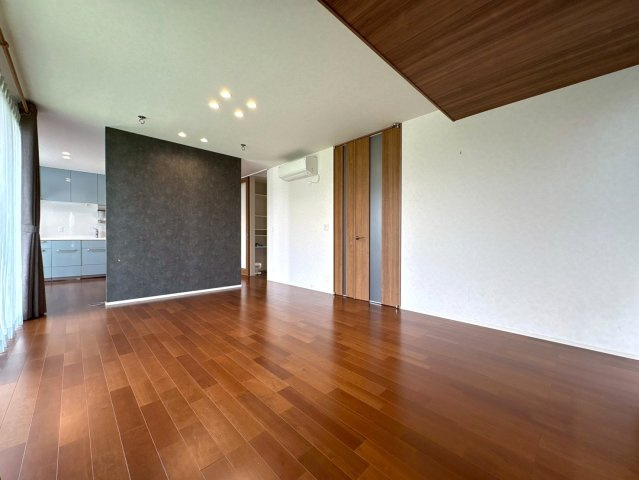 中古戸建　羽島市堀津町前谷　令和2年築の居間・リビング|リビング別角度