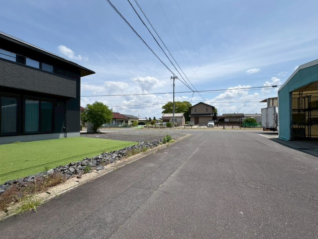 中古戸建　羽島市堀津町前谷　令和2年築の前面道路含む現地写真