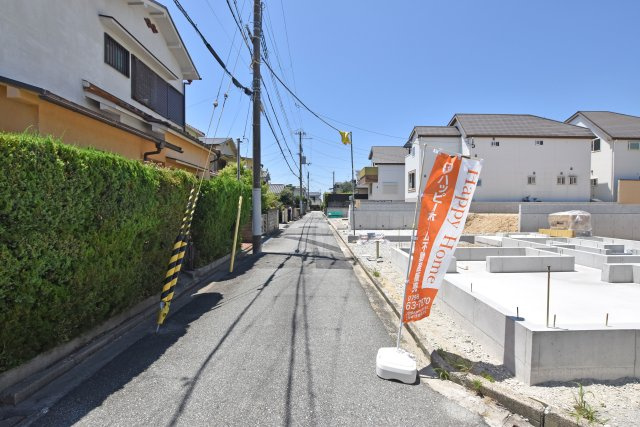 リーブルガーデン西宮市五月ケ丘新築一戸建て│3LDK＋駐車1台可の前面道路含む現地写真|東側前面道路　幅員約4ｍ