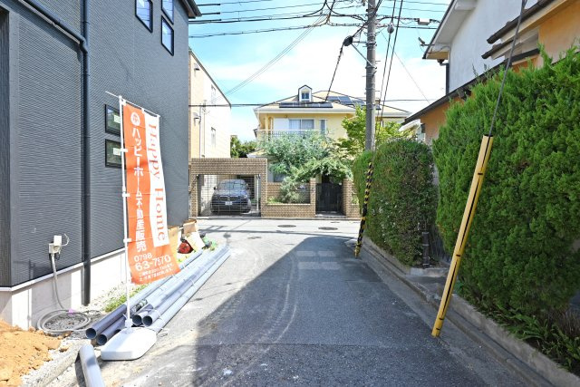 リーブルガーデン西宮市五月ケ丘新築一戸建て│3LDK＋駐車1台可の前面道路含む現地写真|東側前面道路　幅員約4ｍ