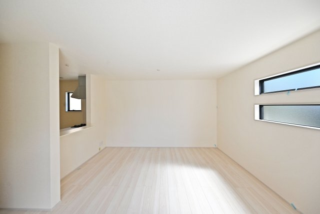 リーブルガーデン西宮市五月ケ丘新築一戸建て│3LDK＋駐車1台可の居間・リビング|1階LDKをリビング側から正面撮影した内観写真です 。広さは約18帖で未就学児も含む4人家族がゆとりをもって過ごすには十分の1棟です。
