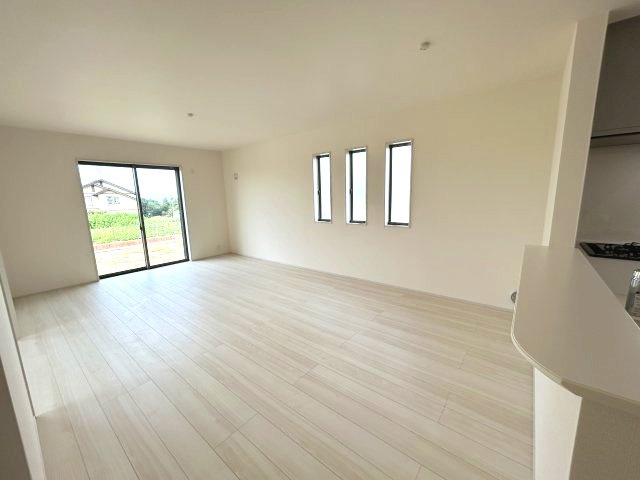 リーブルガーデンS第12富士見町時沢　４号棟の居間・リビング|カウンターキッチンなのでお料理をしながら会話もできます。
夕食の支度をしながら、お子様の様子も見られて自然と会話も増えますよ♪