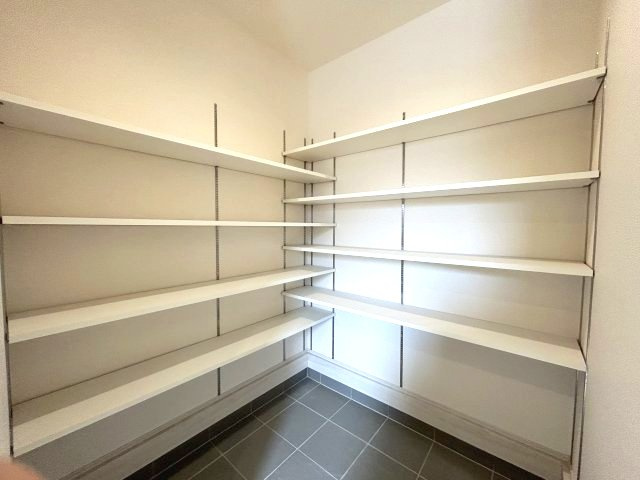 リーブルガーデンS第12富士見町時沢　４号棟の収納|シューズインクローゼット付きの玄関です！
可動棚付きで使い勝手が良いですよ！