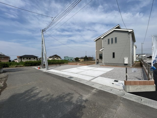 リーブルガーデンS第12富士見町時沢　４号棟の前面道路含む現地写真|前面道路も広々としています！