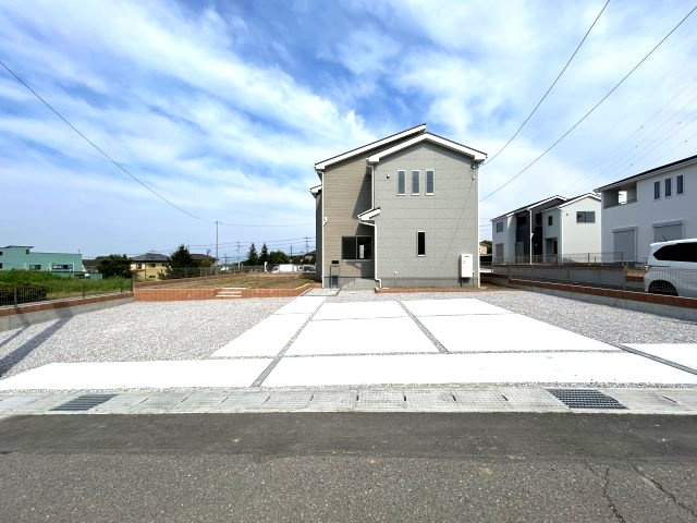 リーブルガーデンS第12富士見町時沢　４号棟の駐車場|駐車場もキレイに整備されています。出入りもしやすいですよ♪