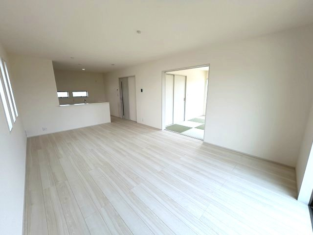 リーブルガーデンS第12富士見町時沢　４号棟の居間・リビング|ゆったり過ごせる18帖リビングです
人気の対面式キッチンを配した空間はお好みの家具も合わせやすく、家族がくつろぐ快適な空間造りをサポート。窓からは明るい陽光が差し込みます。
