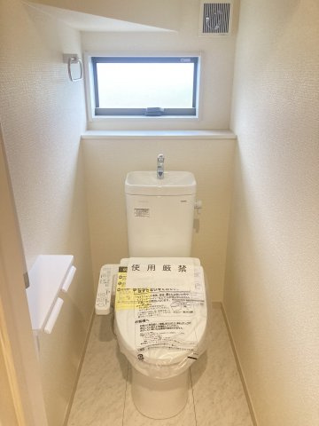 リーブルガーデンS第12富士見町時沢　４号棟のトイレ|【イメージ画像】1階トイレです。清潔感のある白を基調としています。
温水洗浄・便座暖房機能の付いた快適なトイレです☆