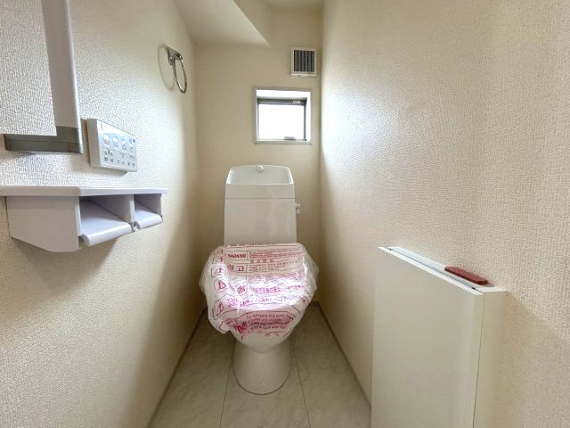 リーブルガーデンS第12富士見町時沢　４号棟のトイレ|1階トイレです。清潔感のある白を基調としています。
温水洗浄・便座暖房機能の付いた快適なトイレです☆