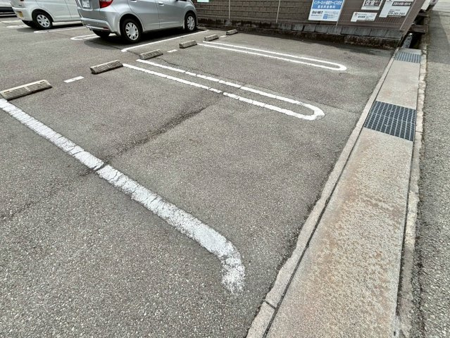 メゾンドールMの駐車場
