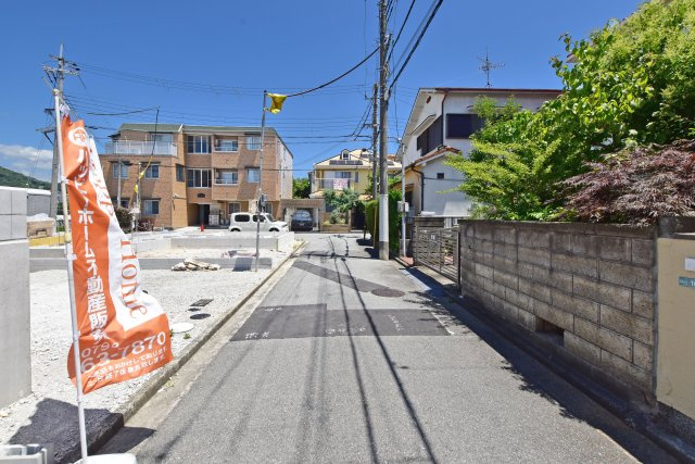 リーブルガーデン西宮市五月ケ丘新築一戸建て│3LDK＋駐車2台可の前面道路含む現地写真|東側前面道路　幅員約4ｍ