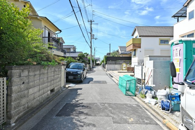 リーブルガーデン西宮市五月ケ丘新築一戸建て│3LDK＋駐車2台可の前面道路含む現地写真|東側前面道路　幅員約4ｍ