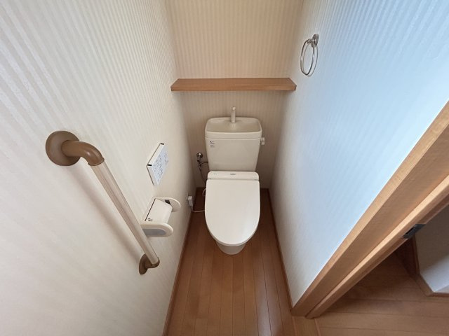 「外装キレイ」高知市北金田　中古一戸建てのトイレ|1階和室近くにもトイレがあります☆手すりが嬉しいポイント☆