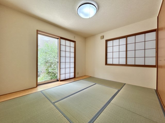 「外装キレイ」高知市北金田　中古一戸建ての和室|庭を眺められる1階和室。畳表替えなのでい草の良い香りが広がります。