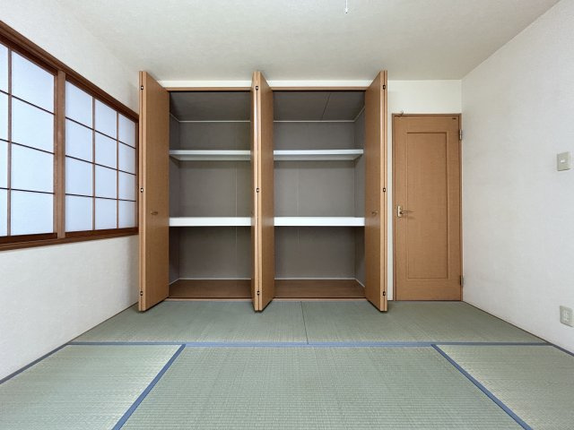 「外装キレイ」高知市北金田　中古一戸建ての和室|大きな収納があります☆中段があるので寝具の収納に◎