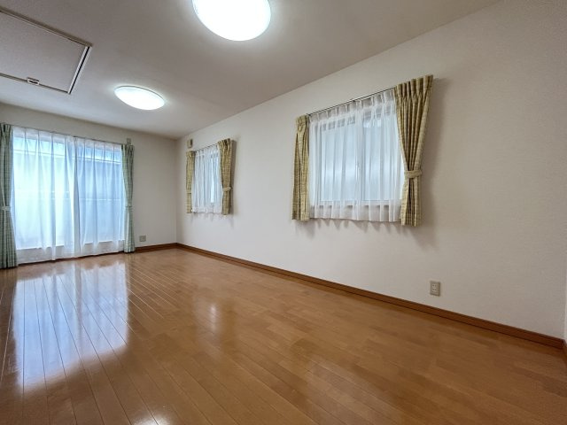 「外装キレイ」高知市北金田　中古一戸建ての洋室|9.7帖の広々とした洋室です。