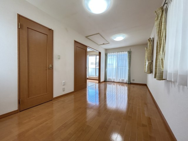 「外装キレイ」高知市北金田　中古一戸建ての洋室|隣の部屋とつなげることもできます☆