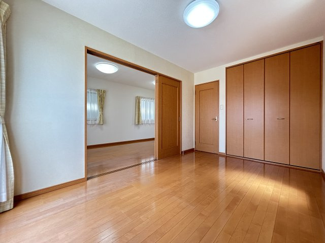 「外装キレイ」高知市北金田　中古一戸建ての洋室|開けるとエアコンを共有できます◎