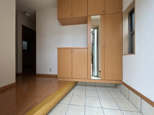 「外装キレイ」高知市北金田　中古一戸建ての玄関|姿見つきの大きなシューズボックスです☆