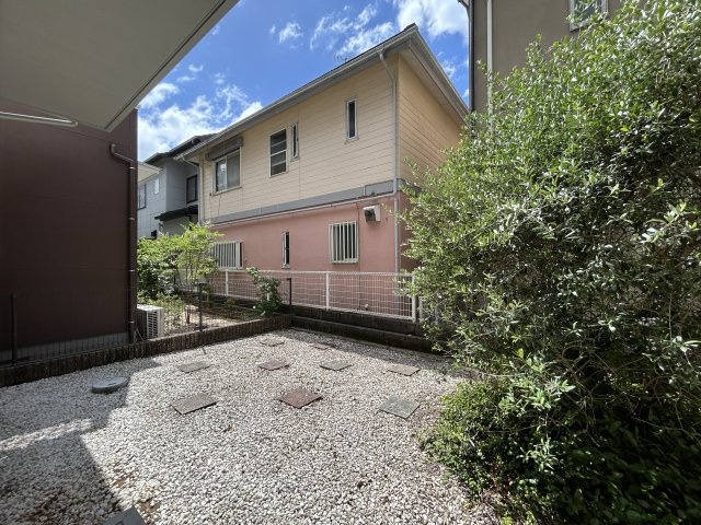 「外装キレイ」高知市北金田　中古一戸建ての庭|北向きの敷地ですが、南側に広いお庭があるので室内が明るくなっています◎外部水栓があるのでガーデニングなども楽しめそう♪