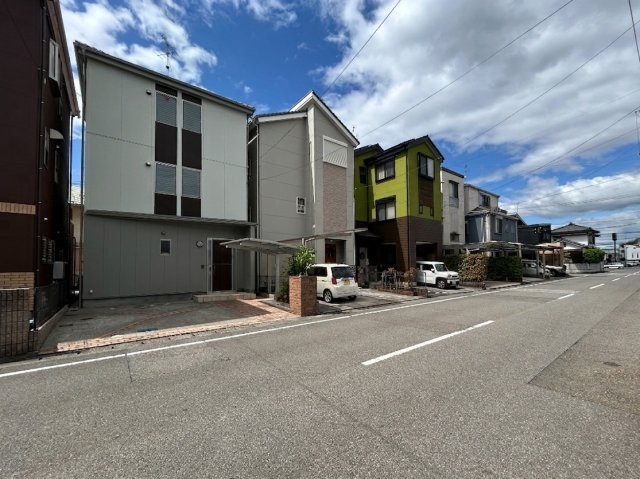 「外装キレイ」高知市北金田　中古一戸建ての前面道路含む現地写真|閑静な住宅地です◎