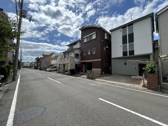 「外装キレイ」高知市北金田　中古一戸建ての前面道路含む現地写真|前面道路が広く駐車がしやすいのも嬉しいですね。
