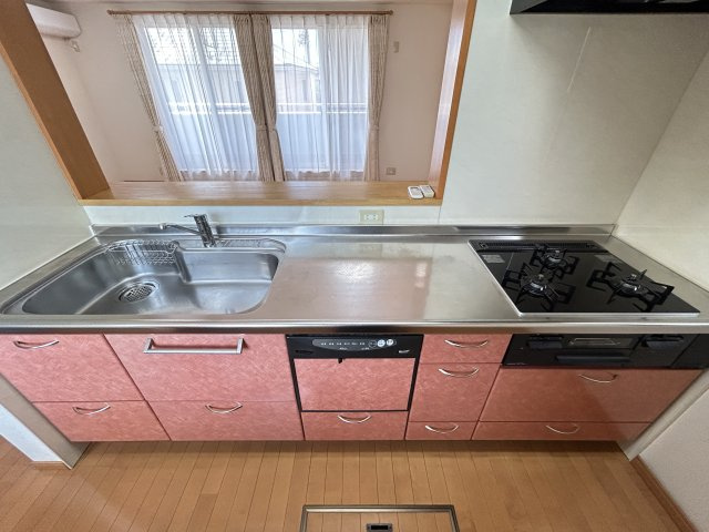 「外装キレイ」高知市北金田　中古一戸建てのキッチン|食器洗浄機＆3口ガスコンロでお料理時間を短縮できそうですね☆