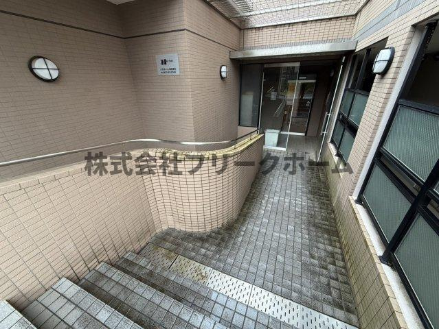 武蔵野市関前５丁目の賃貸マンションのエントランス