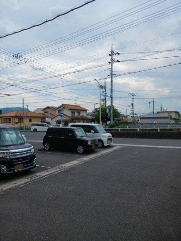 グランドゥールタクミＡの駐車場