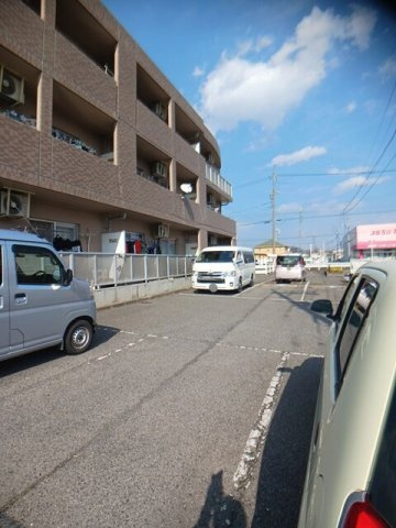 ミレニアム・アリュールの駐車場