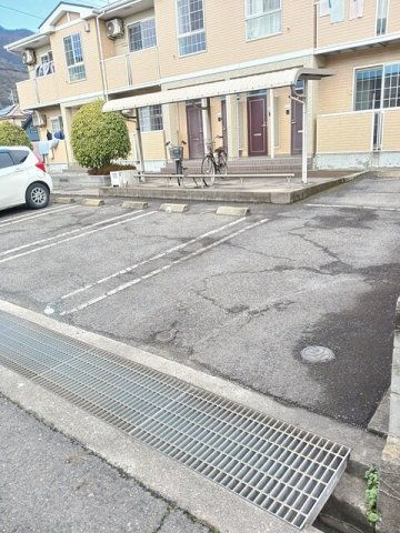 アヴェニュー高島の駐車場