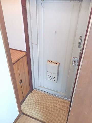 春日ハイツの玄関