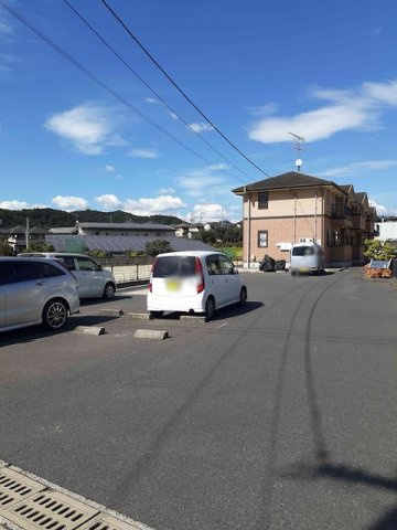 中土井ロングハイツの駐車場