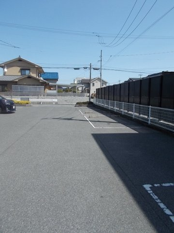 シャン．ド．フルールの駐車場